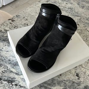 Vince size 8.5 black suede slouched flat sandal